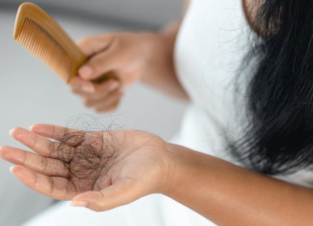 How to Troubleshoot Postpartum Hair Loss Universal: fallen hair on a comb