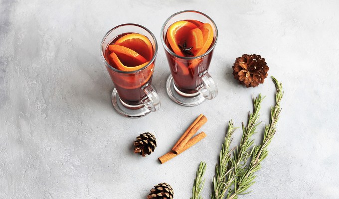 best-fall-activities: glasses of mulled wine and spices.