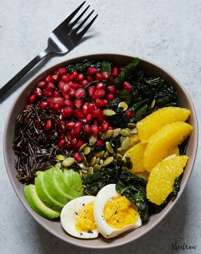 cold dinner recipes: buddha bowl with kale, avocado and wild rice