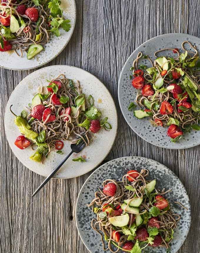 cold dinner recipes: cold soba noodle salad with strawberries