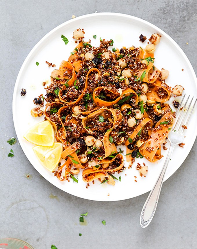 cold dinner recipes: quinoa and carrot salad with currants, chickpeas and cashews