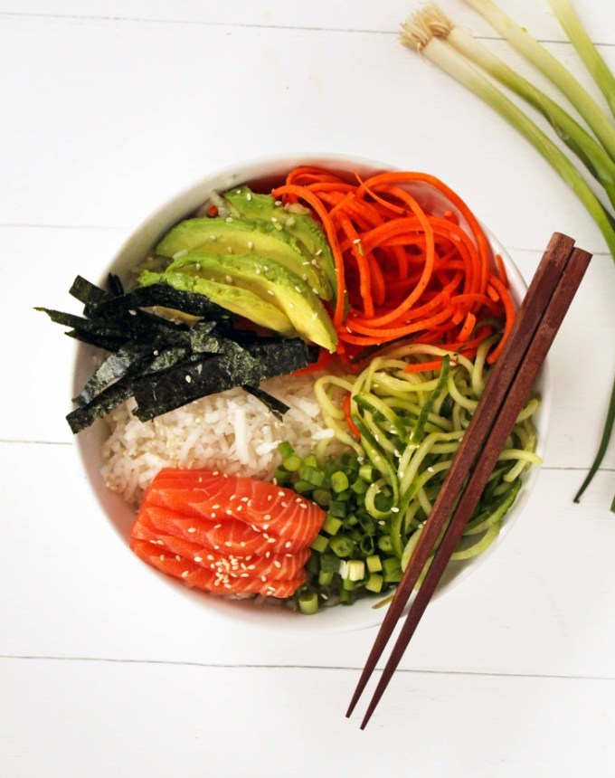 cold dinner recipes: spiralized sushi bowl with salmon sashimi and ginger miso dressing