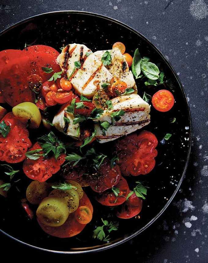 easy dinner recipes: tomato salad with grilled halloumi and herbs