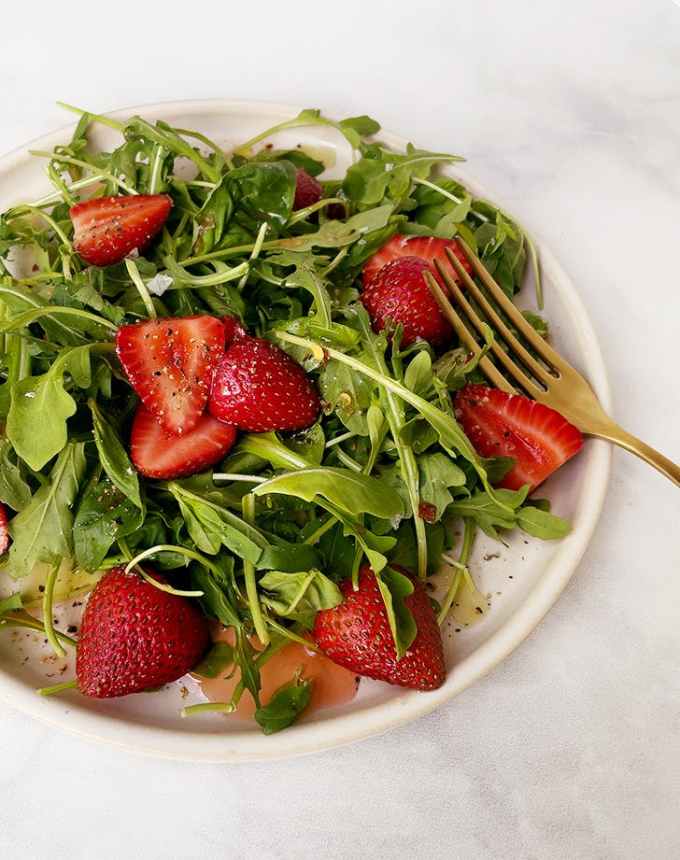 easy lunch ideas: plate of strawberry and arugula salad