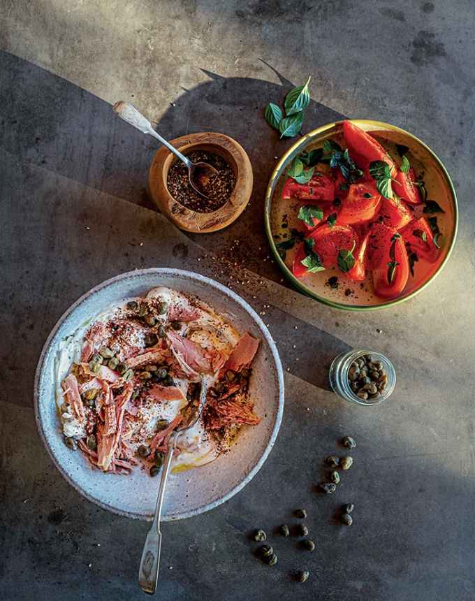 easy lunch ideas: plate of tuna salad with yogurt, capers and za'atar