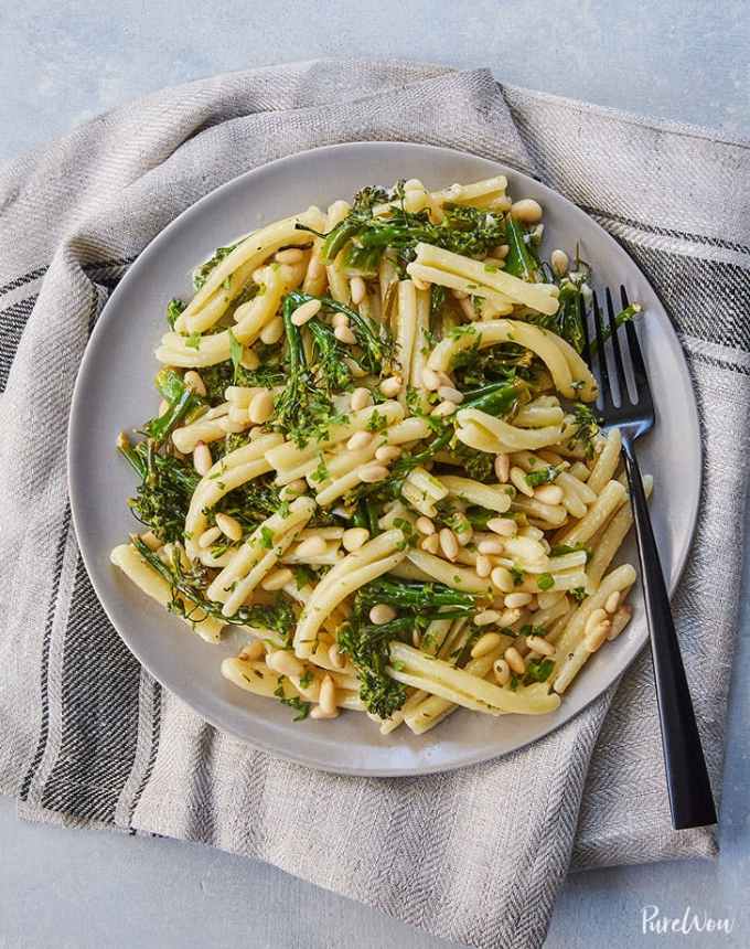 easy lunch ideas: plate of 15-minute lemony broccolini pasta