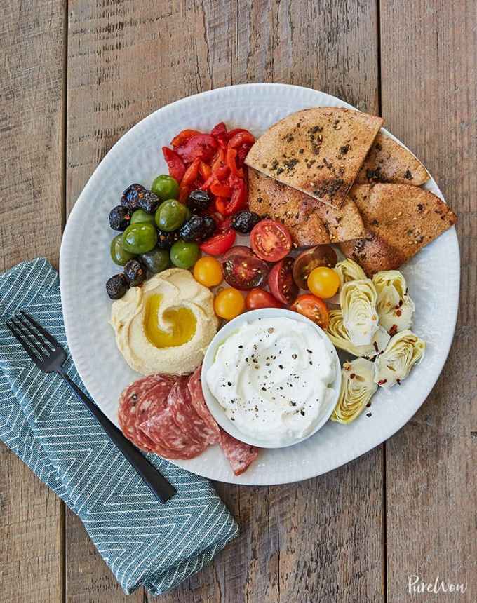 easy lunch ideas: 15-minute mezze plate with hummus, tzatziki, pita, artichokes, tomatoes, salami and roasted red peppers