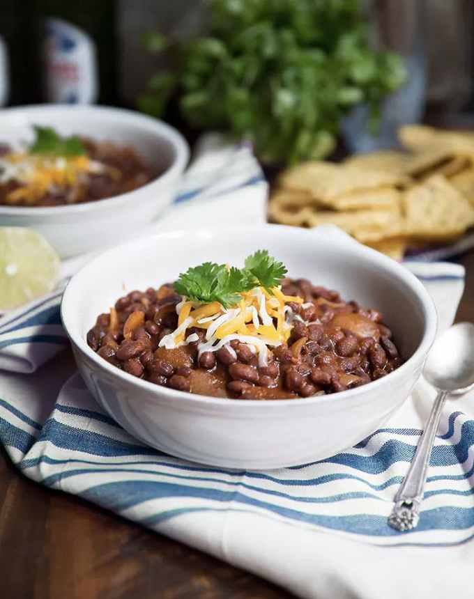 easy lunch ideas: bowls of black bean soup