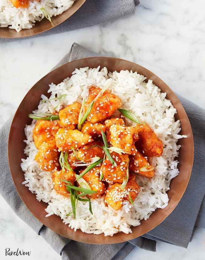 easy lunch ideas: plate of white rice topped with firecracker chicken