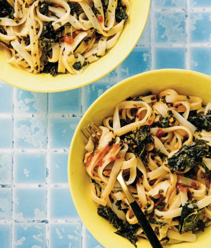 easy fast lunch ideas: hot chili oil noodles with kale chips