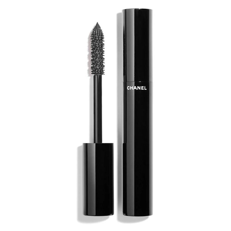 french girl makeup Le Volume de Chanel Mascara