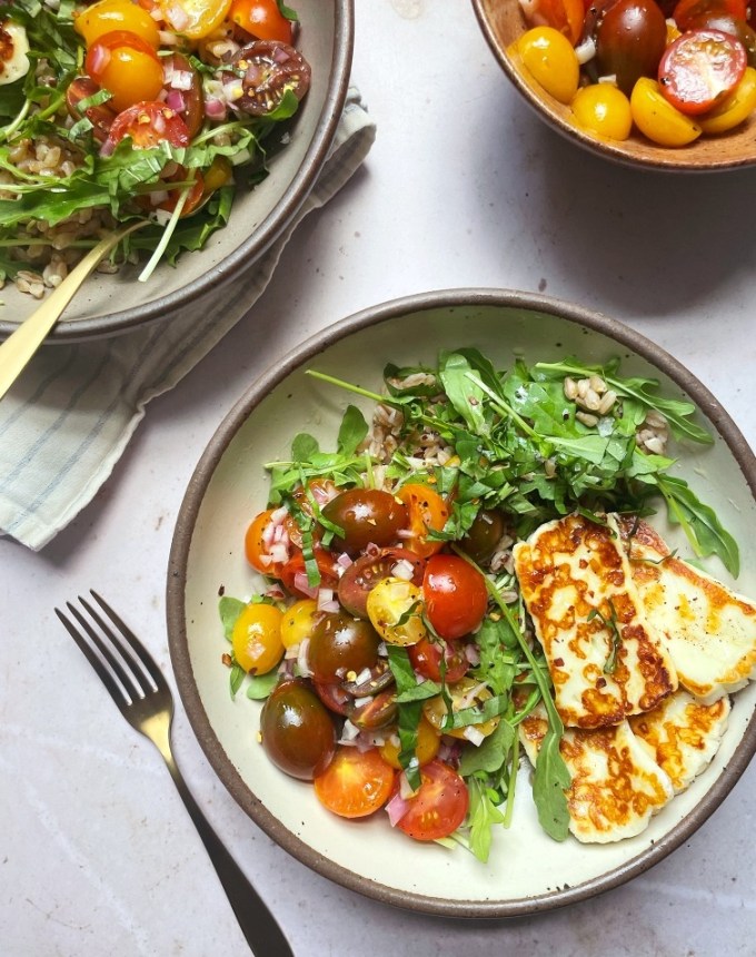 easy lunch ideas: tomato-and-halloumi-salad